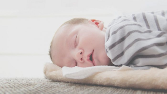 Trẻ bị sốt có nên nằm điều hòa không? Lời khuyên từ bác sĩ nhi!